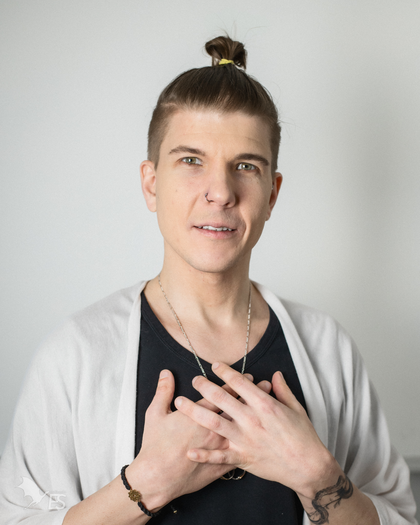 Portrait van Sam coach lichaamstherapeut masseur tantra leraar in witte kleren